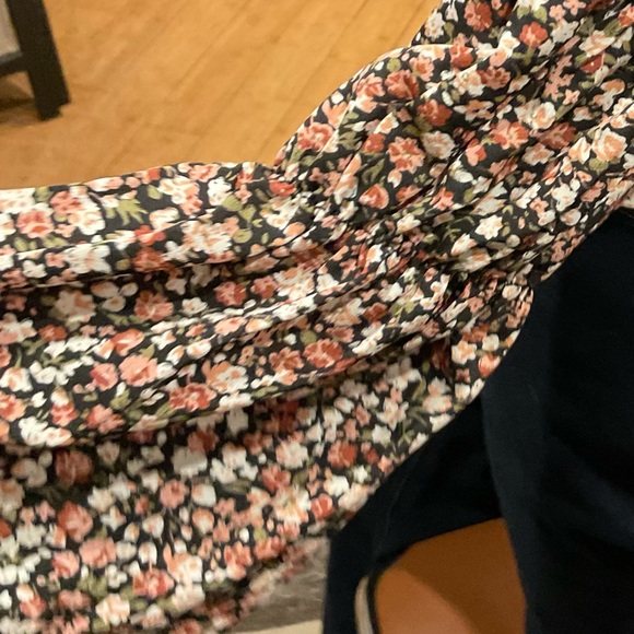 NWT Very cute flowered cropped top.Synch detail on the front with tie. - Picture 2 of 6